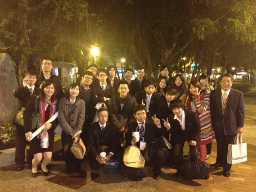 日本交流團與東亞系同學合影